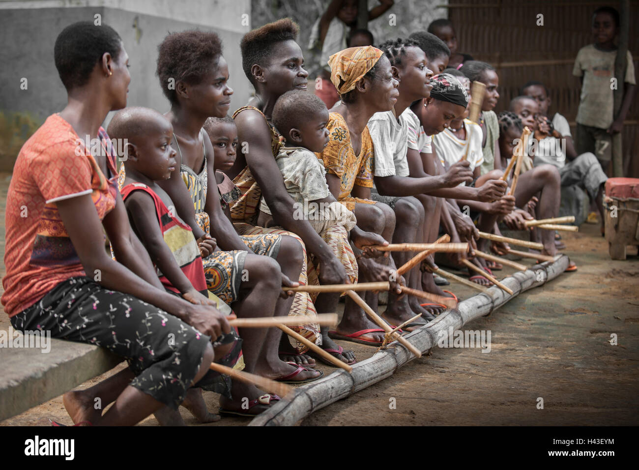 I Pigmei, popolo di Baaka o Baka, o Ba'aka, spettacolo di musica e danza, Grand Batanga, Regione meridionale Camerun Foto Stock