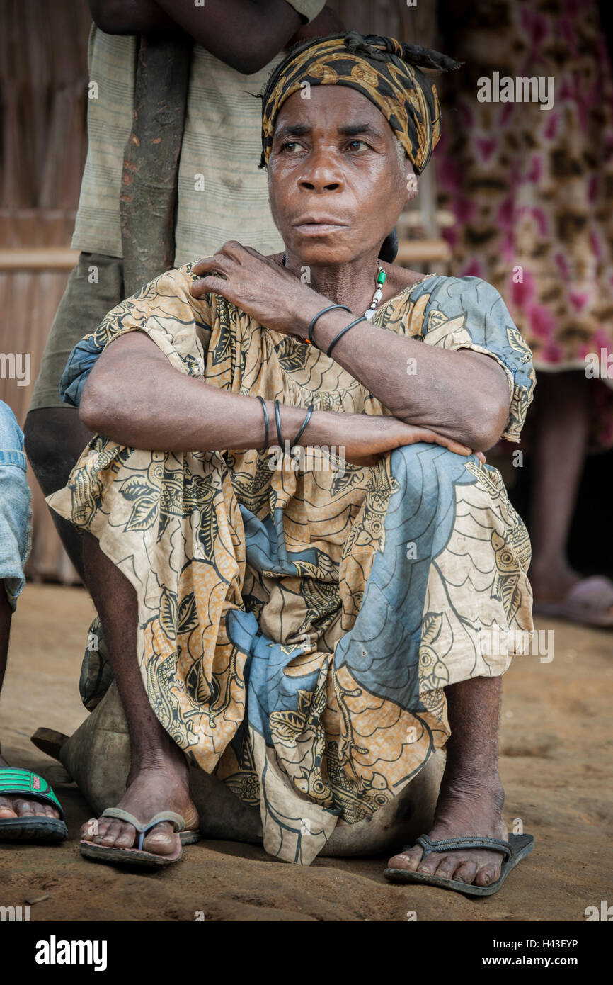 Donna pigmeo, popolo di Baaka o Baka, o Ba'aka, Grand Batanga, Regione meridionale Camerun Foto Stock