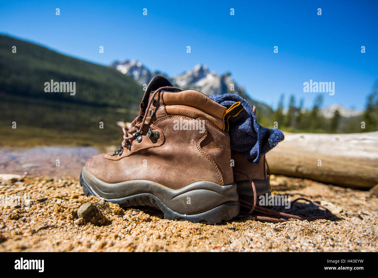 Scarpe e calze vicino al fiume Foto Stock