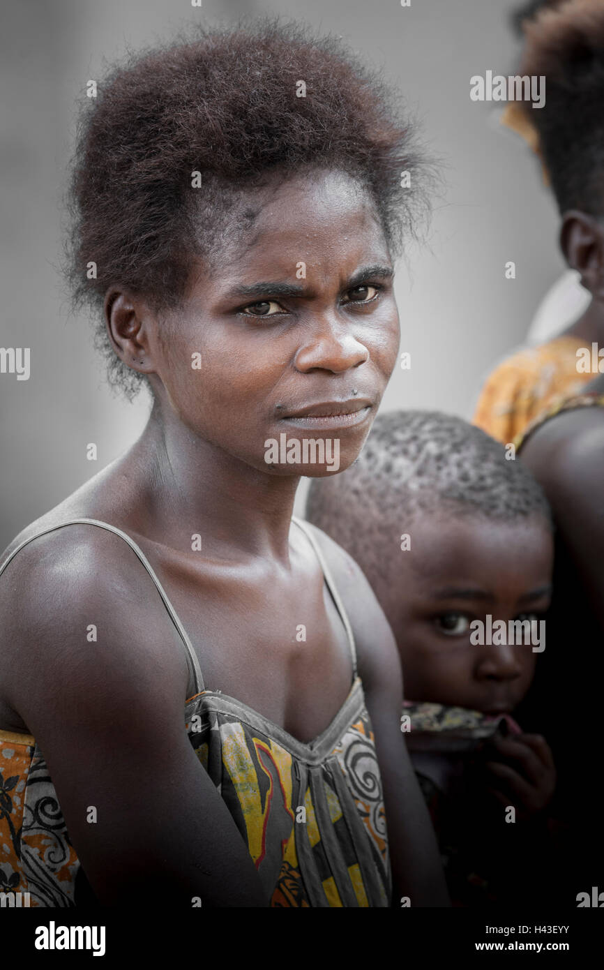Pigmeo di donna e bambino, popolo di Baaka o Baka, o Ba'aka, Grand Batanga, Regione meridionale Camerun Foto Stock