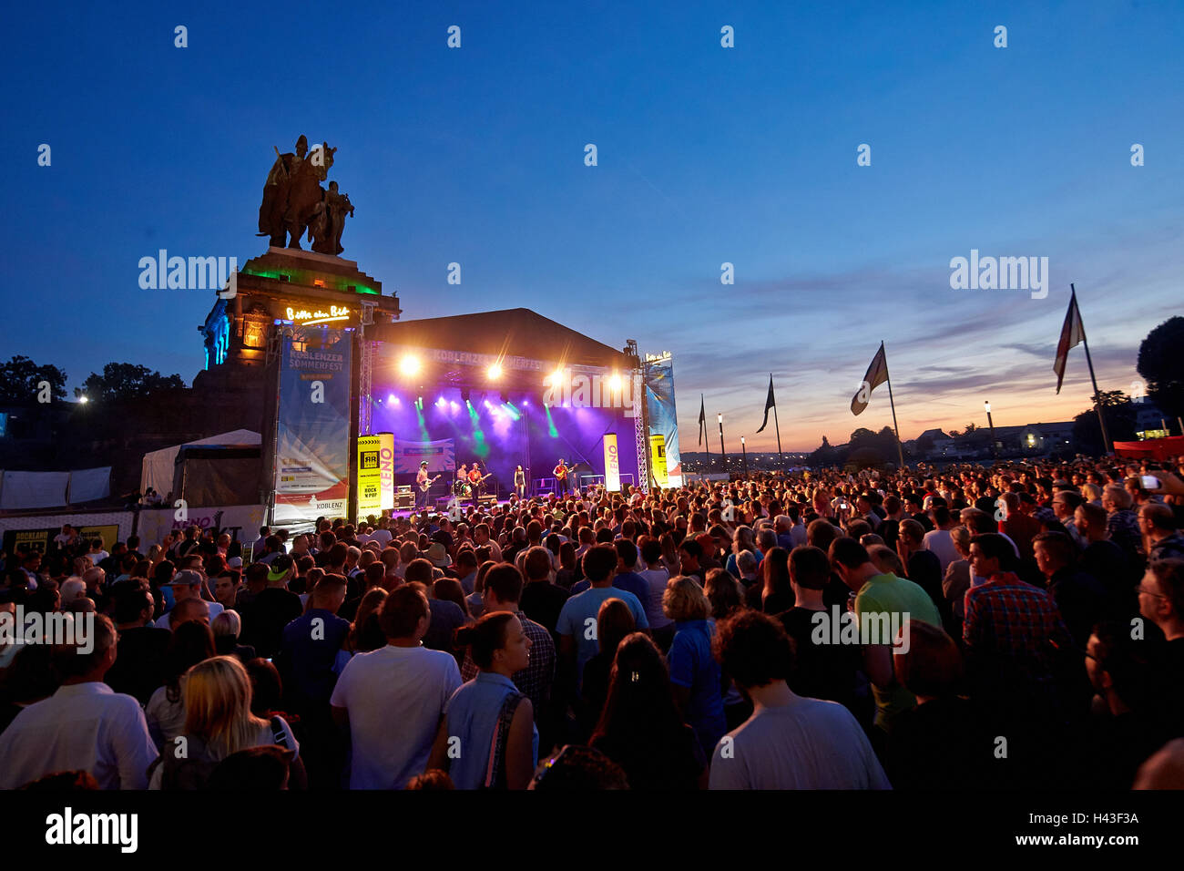 Folla in concerto all'aperto, Coblenza Summer Festival, Rhein in Flammen, Reno in fiamme 2016, Coblenza, Renania-Palatinato Foto Stock