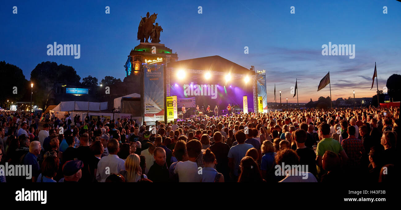 Folla in concerto all'aperto, Coblenza Summer Festival, Rhein in Flammen, Reno in fiamme 2016, Coblenza, Renania-Palatinato Foto Stock