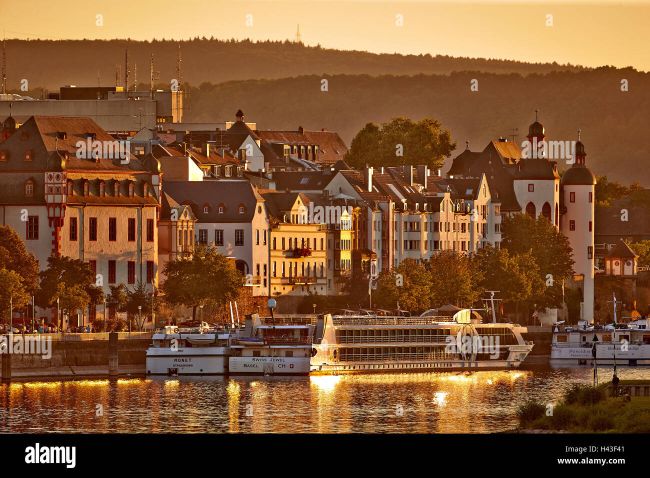 Koblenz centro storico sul fiume Mosella, luce della sera, Coblenza, Renania-Palatinato, Germania Foto Stock