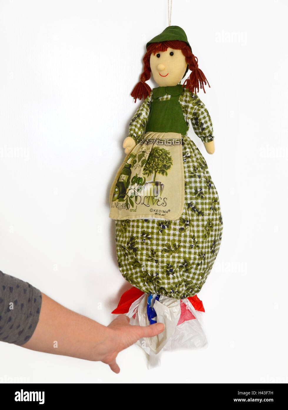 Un sacchetto di dollie titolare/ dispenser di sacchetti di plastica. Una persona arriva a prendere uno fuori. Foto Stock