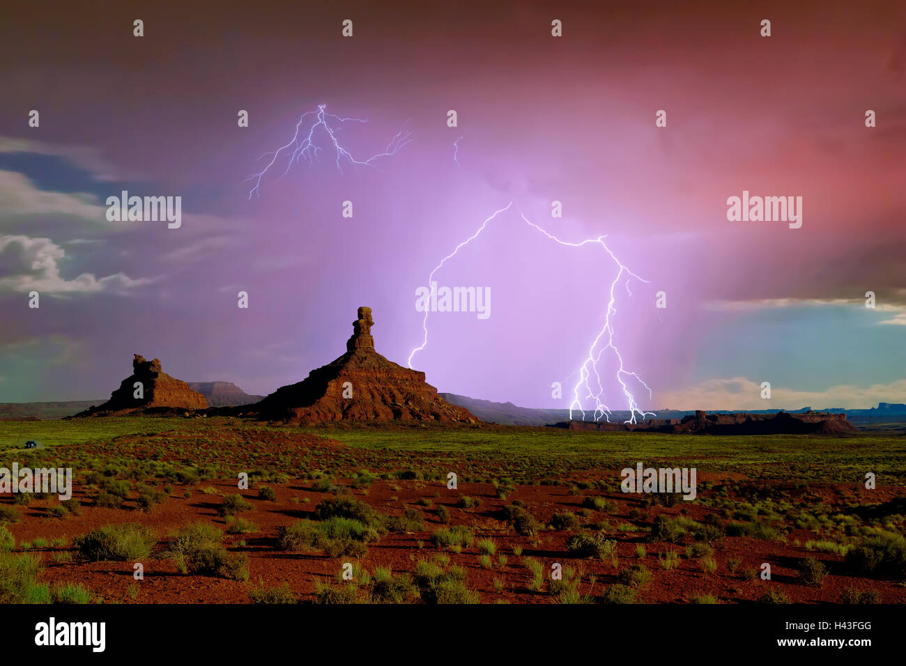 Fulmini su Hen e Rooster Butte, Valley of the Gods, Utah, Stati Uniti Foto Stock