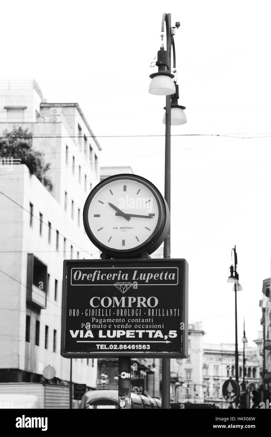L'Italia, Milano, vista città, pubblicità tabella, orologio, lanterna, Foto Stock