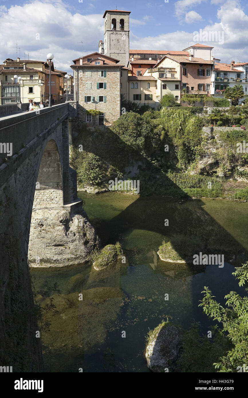 Italia Friuli, Udine, vista città, Ponte del diavolo, città, case, case, sul fiume Natisone, ponte, ponte arcuato, storicamente, luogo di interesse storico, destinazione, turismo, Foto Stock