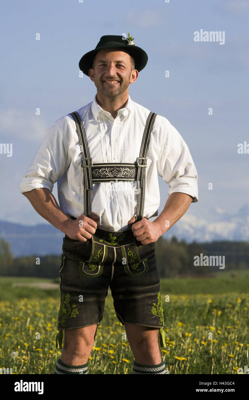 In Germania, in Baviera, uomo, costume nazionale, sorriso, prato, Alta  Baviera, persona, bavarese, barba la barba di tre giorni, barbuto, cura,  costume nazionale hat, copricapo, pelle Pantaloni a sfera, bretelle, super  in