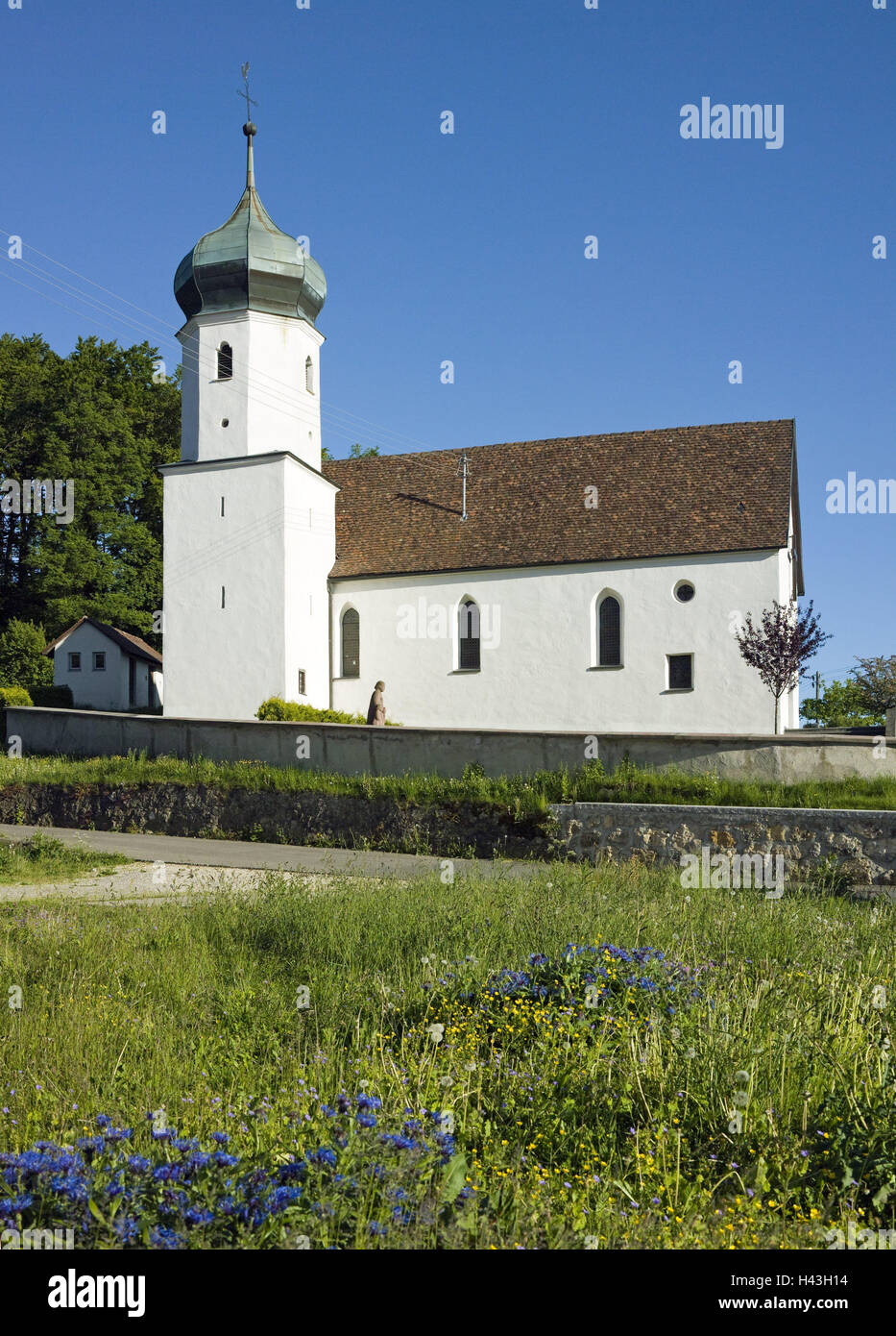 Germania, Baden-Württemberg, villaggio Irn, chiesa, estate, cimitero band, banda, chiesa parrocchiale, luogo di interesse, fiore prato, fede, religione, Foto Stock