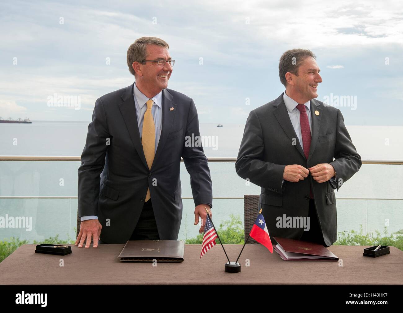 Stati Uniti Il Segretario della Difesa Ashton Carter cileno e il ministro della Difesa di Jose Antonio sorriso dopo la firma di un accordo di cooperazione durante la Conferenza dei Ministri della difesa delle Americhe 11 ottobre 2016 nel porto di Spagna, Trinidad e Tobago. L'accordo permetterà di rafforzare la cooperazione nel campo della scienza e della tecnologia in materia di difesa. Foto Stock