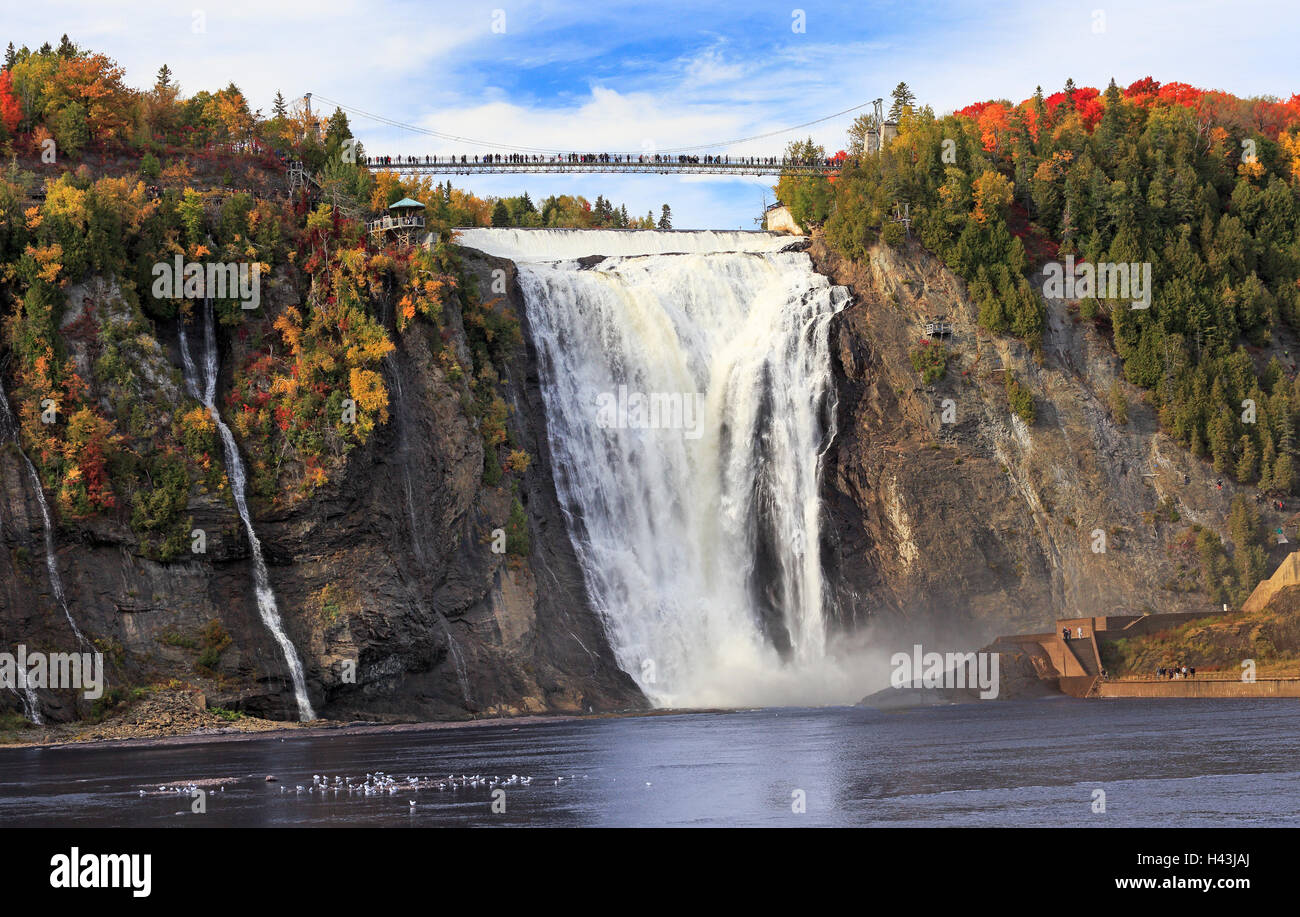 Montmorency Falls e ponte in autunno con alberi colorati, Quebec, Canada Foto Stock