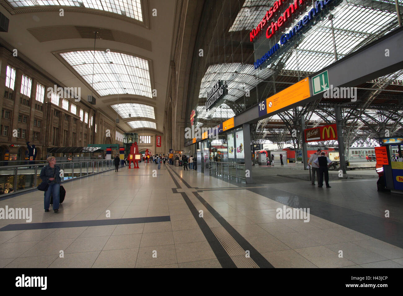 In Germania, in Sassonia, Lipsia, stazione centrale, persona, città, station building, stazione ferroviaria stazione terminale, struttura tetto di vetro struttura, tetto in vetro, architettura, passeggeri, luogo di interesse, destinazione, turismo, Foto Stock
