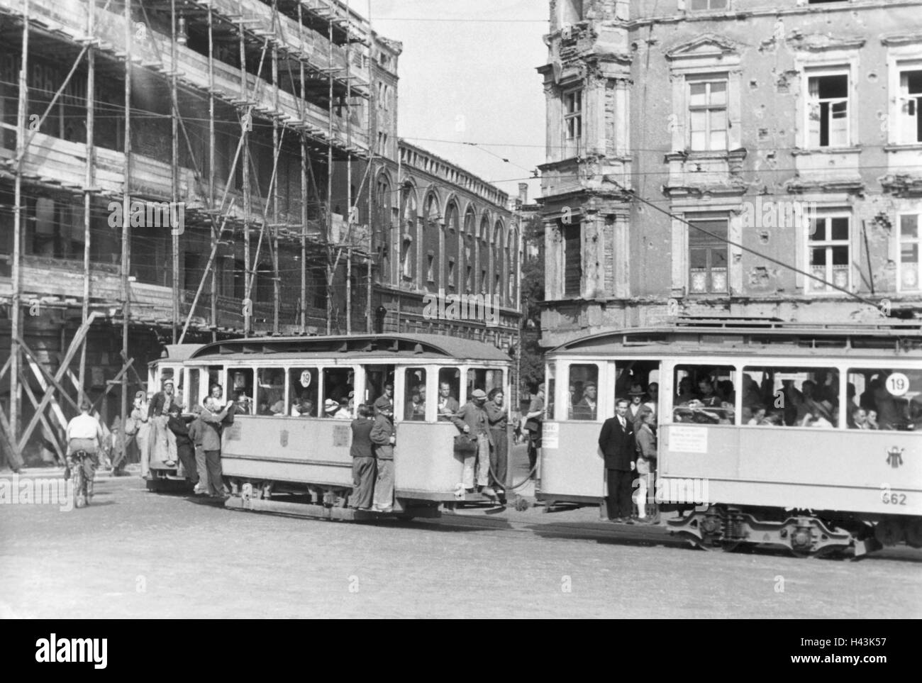 In Germania, in Baviera, Monaco di Baviera, nel 1947, vista città, tram, overcrowds, b/w, città, scene di strada, traffico, mezzi di trasporto, pubblicamente, mezzi di trasporto, il trasporto personale, persona, va, passeggeri, Scrum, case, distruzione, impalcatura, post-guerra perio Foto Stock