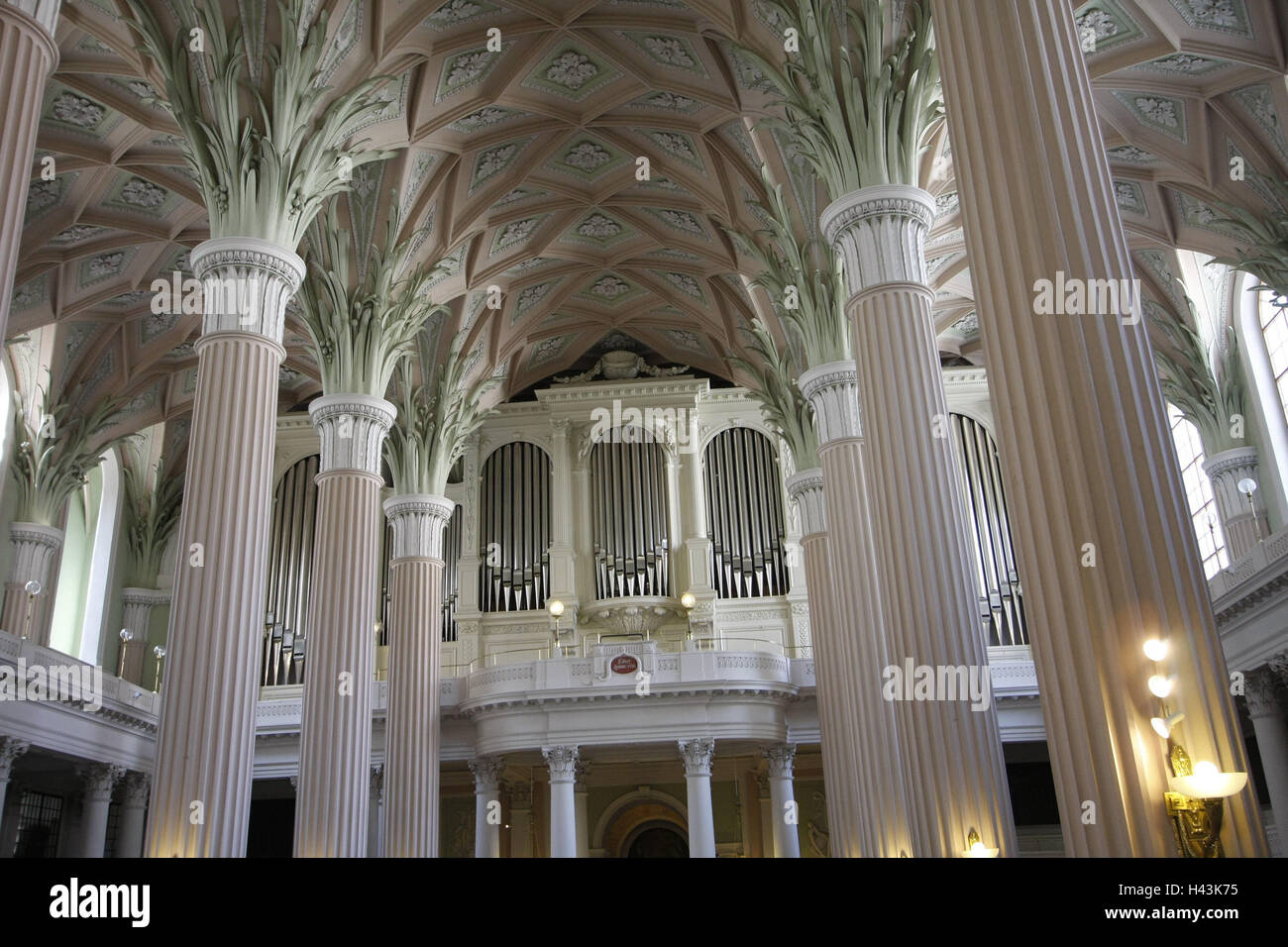 In Germania, in Sassonia, Lipsia, Nikolaikirche, vista interna, dettaglio, hall, chiesa, navata, pilastri, palme, organo, organo da chiesa, architettura, architettura della chiesa, luogo di interesse, arte, cultura, destinazione, turismo, all'interno, persone Foto Stock