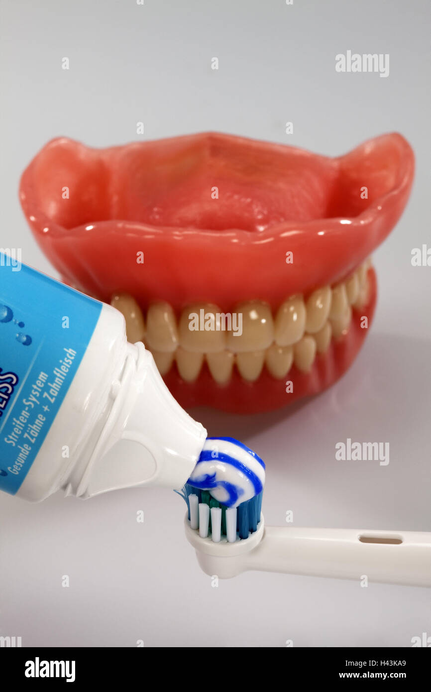 Bite protesi, spazzolino elettrico da denti, dentifricio Foto stock - Alamy