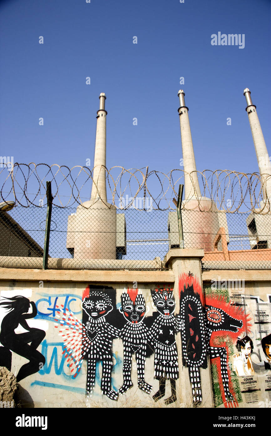 Edificio di fabbrica, camini, parete, graffiti, Sant Adrià de Besòs, Barcellona, Spagna Foto Stock