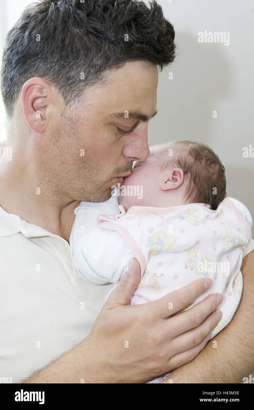 Padre baci baby, ritratto, Foto Stock