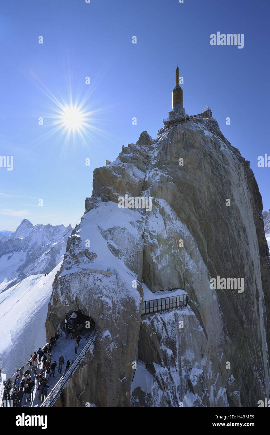 Francia, Savoy Alpi, Chamonix Mont Blanc e Aiguille du Midi, summit, summit tower, persone, passerella, sun, Foto Stock