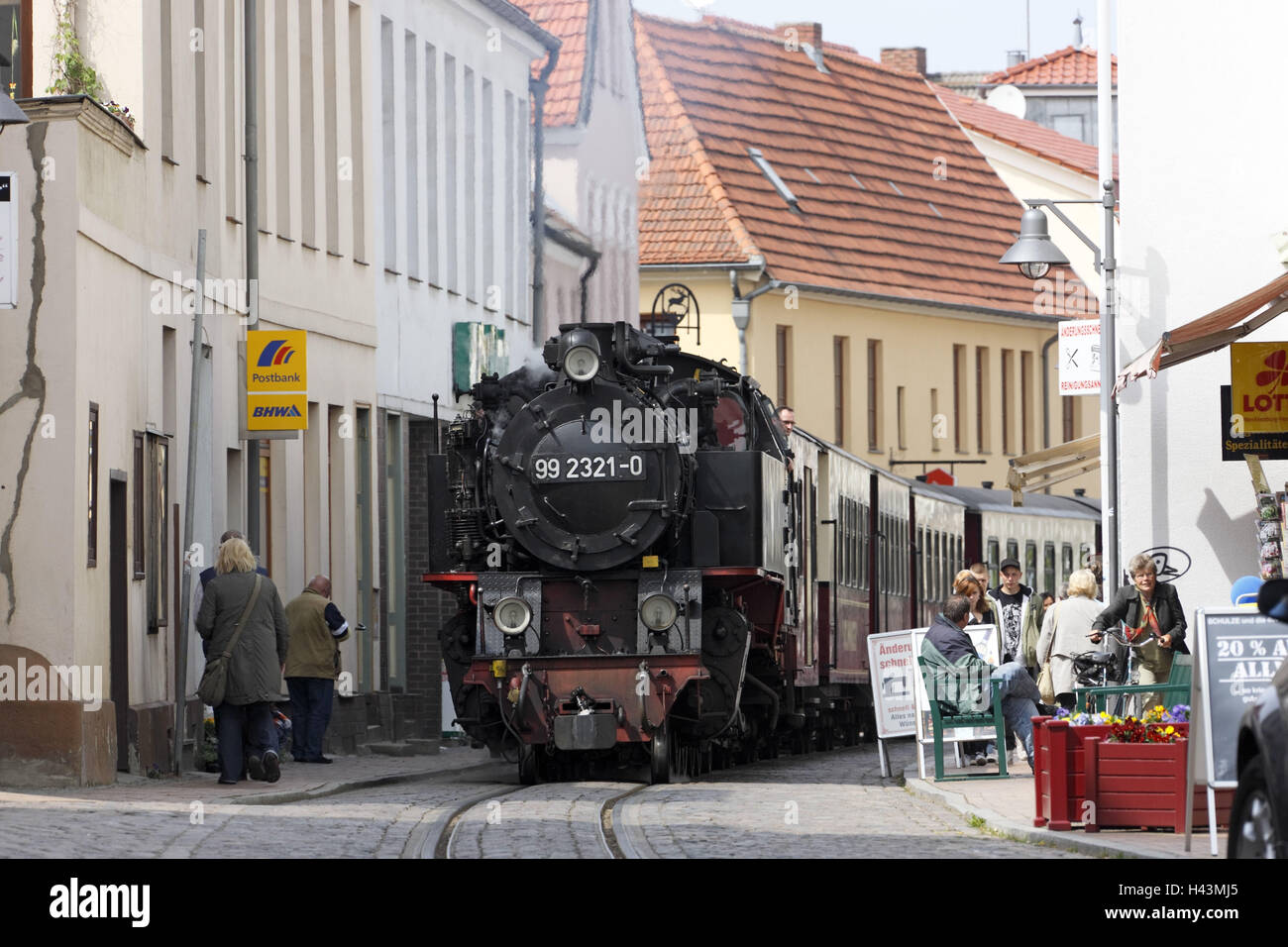 Treno di riso, bagno bagno Doberan-Baltic molla di raffreddamento, locomotiva a vapore, case di città, principale attraverso la strada, treno, veicolo, Street, Foto Stock