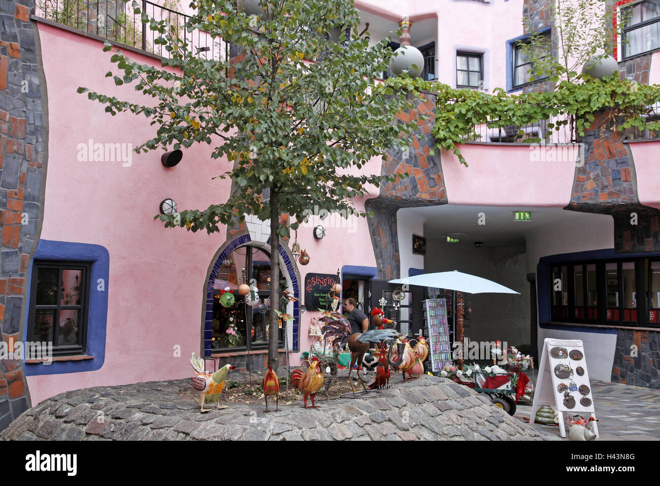 Germania, Sassonia-Anhalt, Magdeburgo, roccaforte verde cortile interno, luogo di interesse storico, centro citta', architettura moderna, pace empire 100 acqua, complesso residenziale, negozi, kindergarten, cafe, il turismo, la persona al di fuori, albero, nessun modello di rilascio, n. Foto Stock