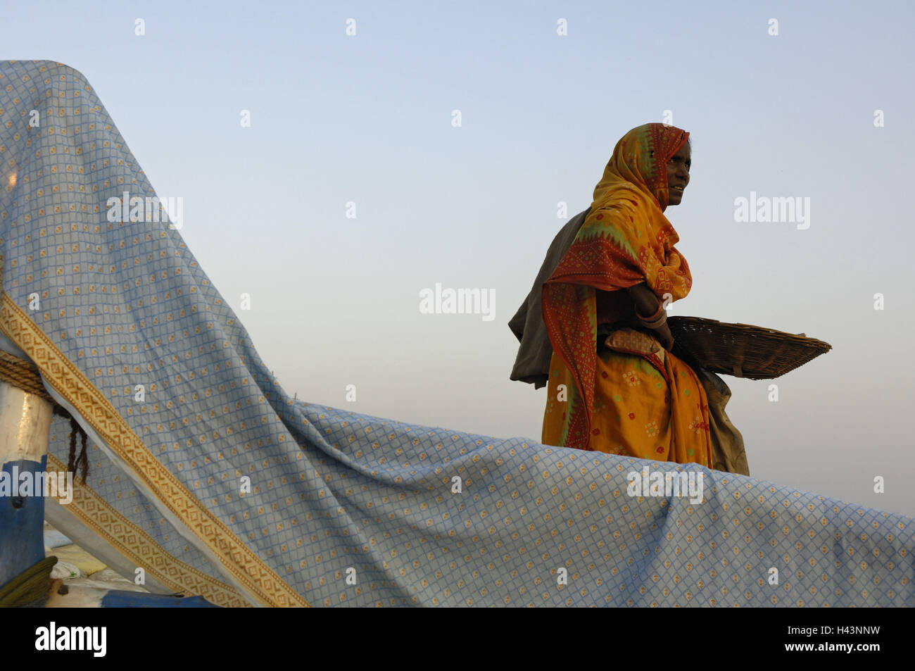 India, Uttar Pradesh, di Allahabad, Kumbh Mela, donna, in vista laterale Foto Stock