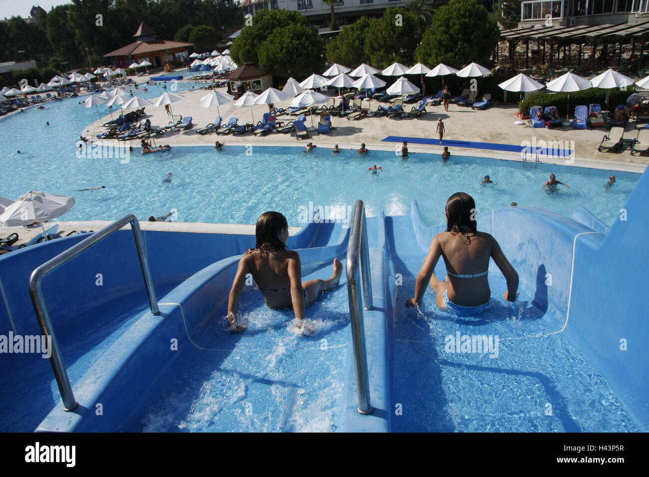 Turchia, Belek, hotel Magic Life, sirena Imperial, acqua i bambini nel suo scorrimento, ragazza, due, vista posteriore, destinazione destinazione di vacanza, vacanze, turismo, riposo e ricreazione, tempo libero, sole, divertimento, divertimento, i bambini della diapositiva, persona, nessun modello di rilascio, bambini Foto Stock