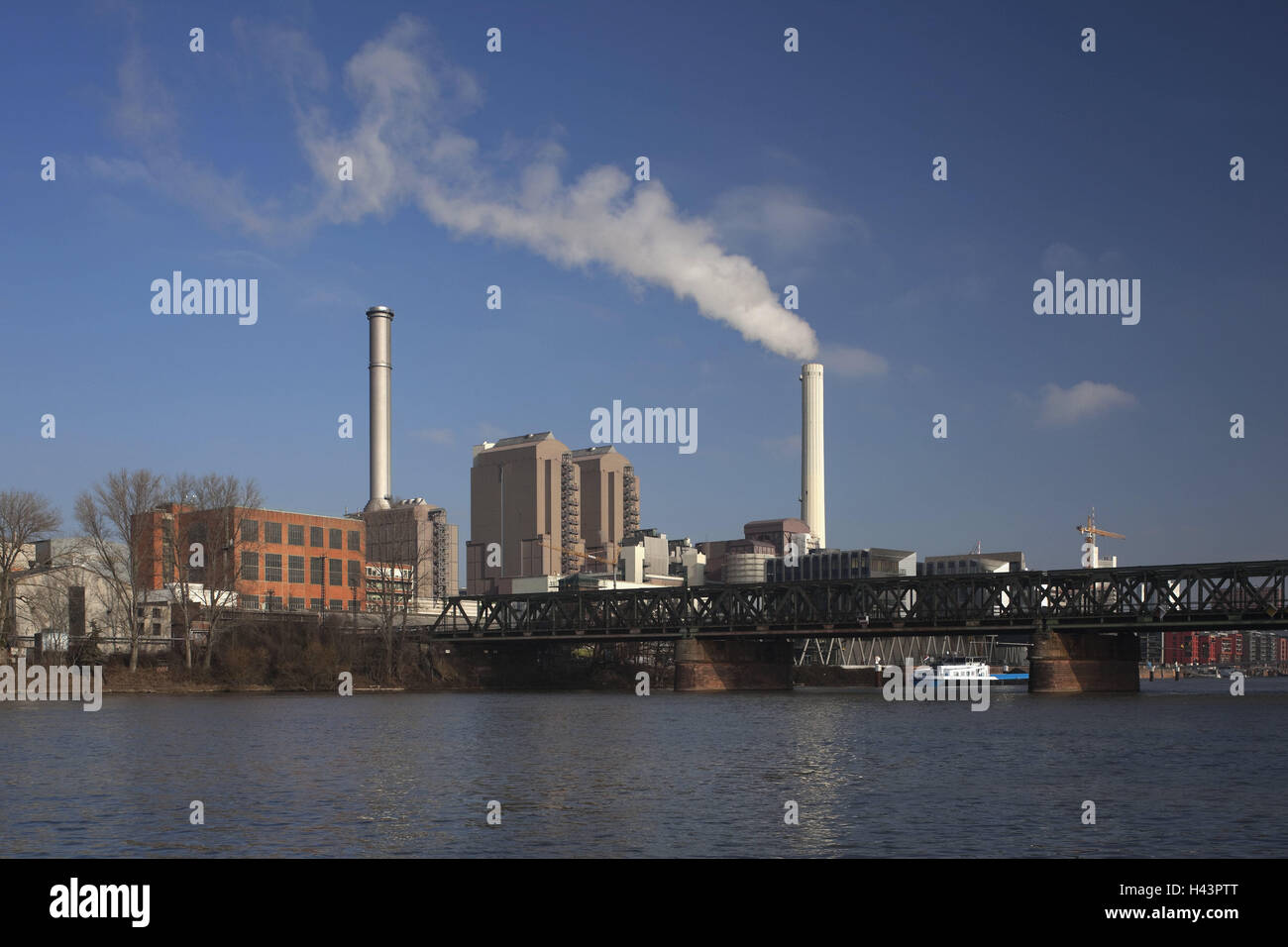 Germania, Assia, di Francoforte sul Meno, di centrali elettriche a carbone, public utilities, fiume Main, città, architettura, fiume, il principale, bridge, stazione di potenza, camino, fumo Foto Stock