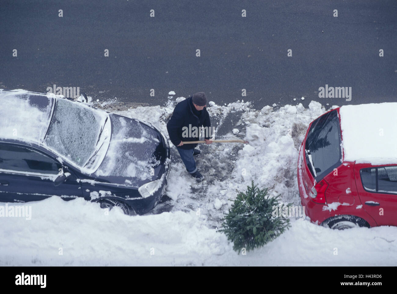 Strada, parcheggio, automobili, uomo di neve camere, dal di sopra, veicoli, autovetture, neve invernale, zugeschneit, neve misure, stagione, pala, Pala da neve, pala, Foto Stock