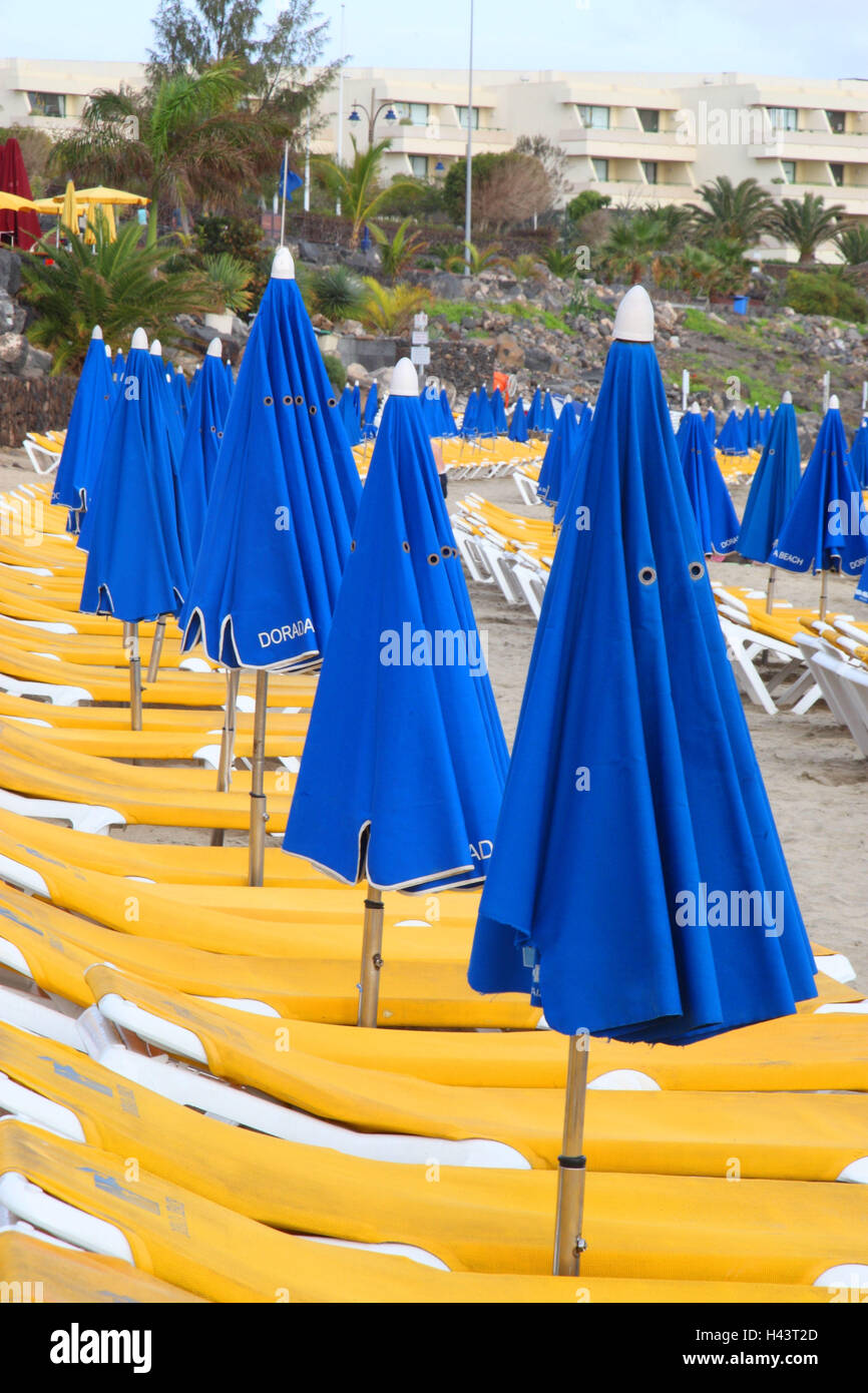 Spagna, alle isole Canarie Lanzarote, Playa Blanca, sedie a sdraio, ombrelloni Foto Stock