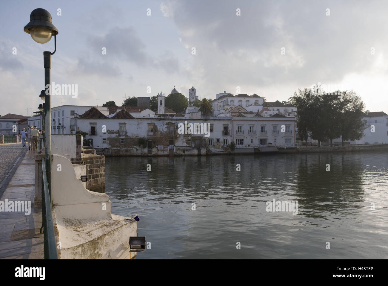 Il Portogallo, Tavira, Harbour Bridge, sera, palazzi, case, le luci di strada, turisti, persone, fiume, acqua, Foto Stock