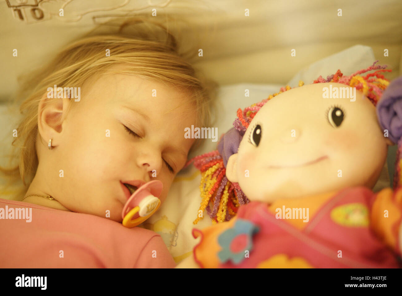 Le ragazze, infantile, dormire, guardare, sostanza bambola, Foto Stock