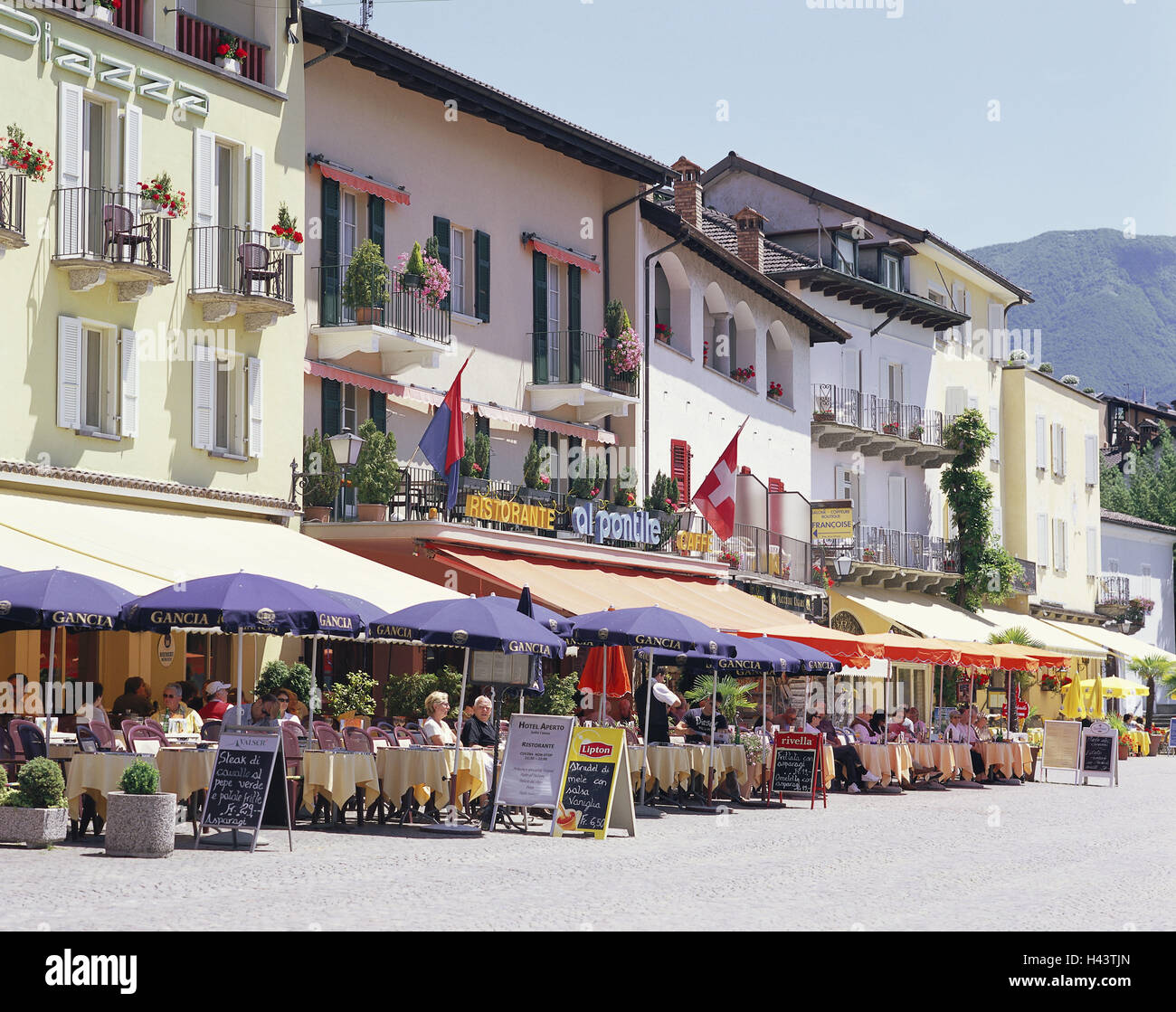 La Svizzera, Ticino, Ascona, Piazza, G Motta, street cafe, Lago Maggiore, luogo, case residenziali, caffetterie, persone, passanti, turisti, riposo e ricreazione, destinazione, turismo, Foto Stock