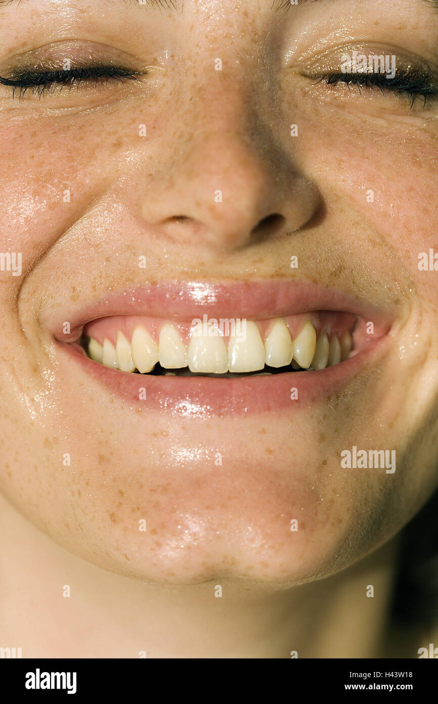 Donna, giovane, ritratto a occhi chiusi, ridere, medium close-up, Foto Stock