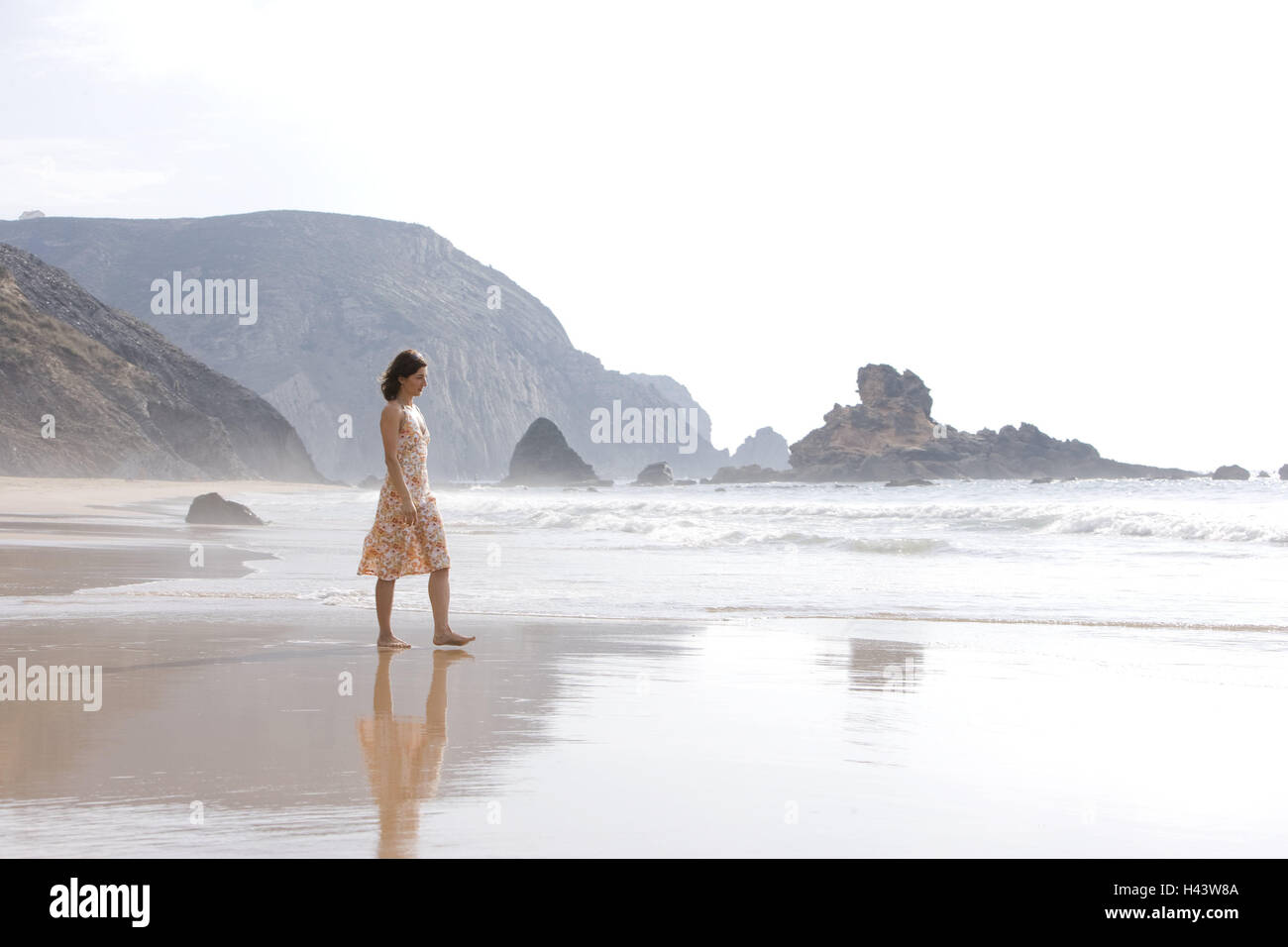 Il Portogallo, spiaggia, donna, abiti estivi, a piedi, Foto Stock
