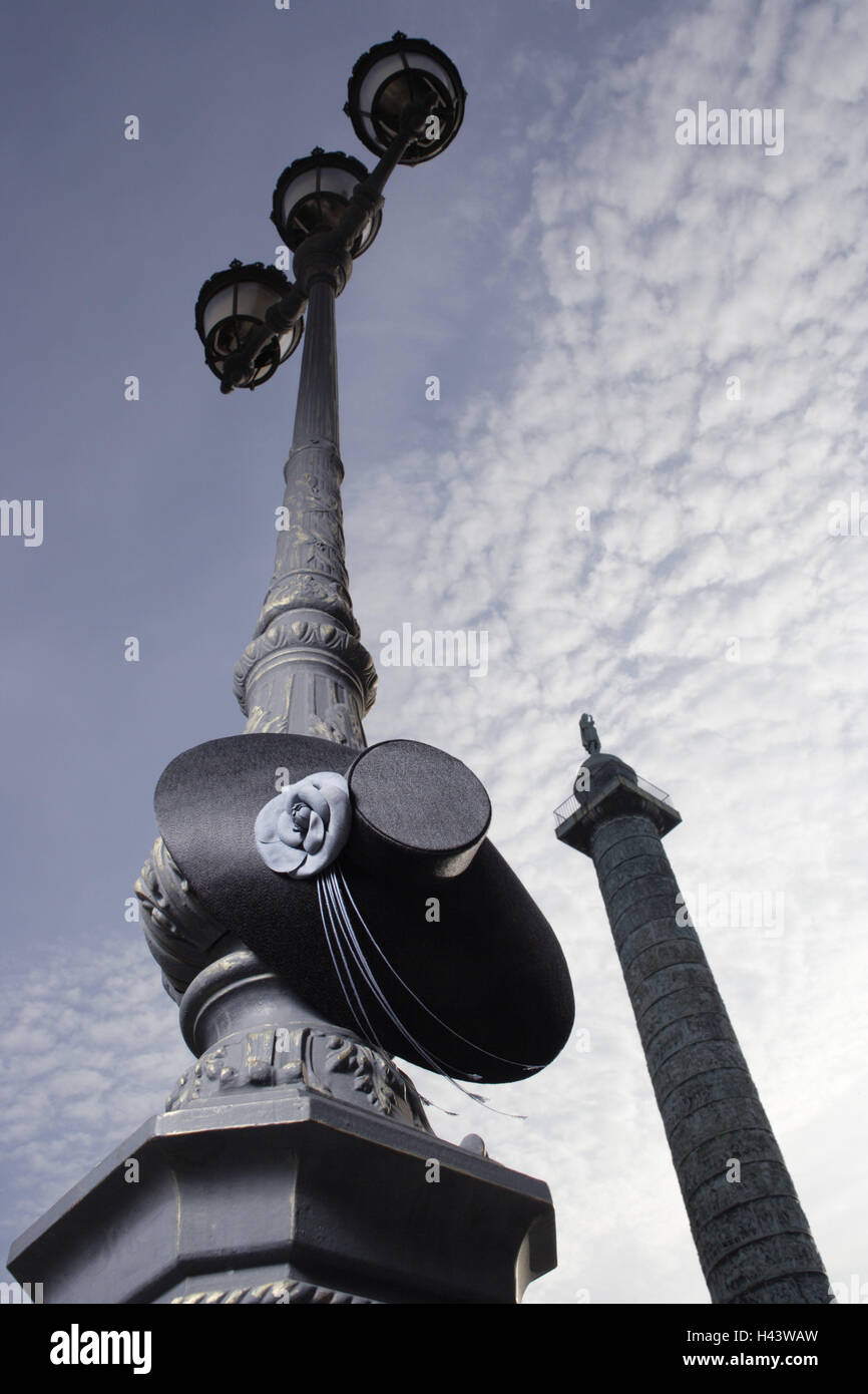 Lanterna, Lady's hat, nero, appendere, Francia, Parigi, spazio lampione, cura, fiore, blossom, dimenticato, perso, pilastro, colonna trionfale, cielo cielo nuvoloso, Foto Stock
