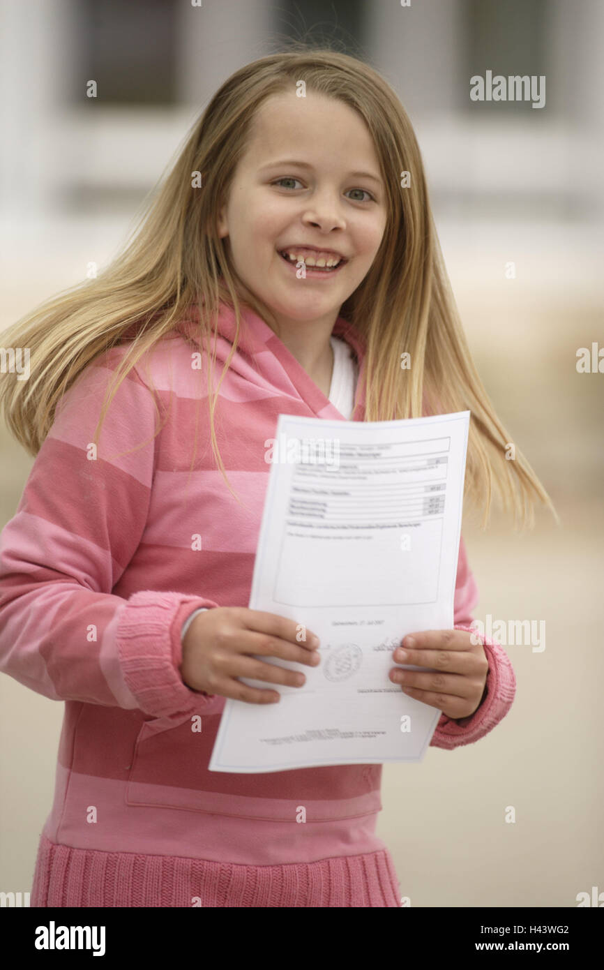 Le ragazze, scuola elementare, relazione, positivamente, gioia, felice, schoolgirl, 8-10 anni, bambino, fuori, stand, sorriso, tenere premuto istruzione, scuola elementare, apprendimento, studio di Pisa, ritratto, giochi, scuola cliente, ben, conoscenza, relazione, contently, punto, movimento Foto Stock