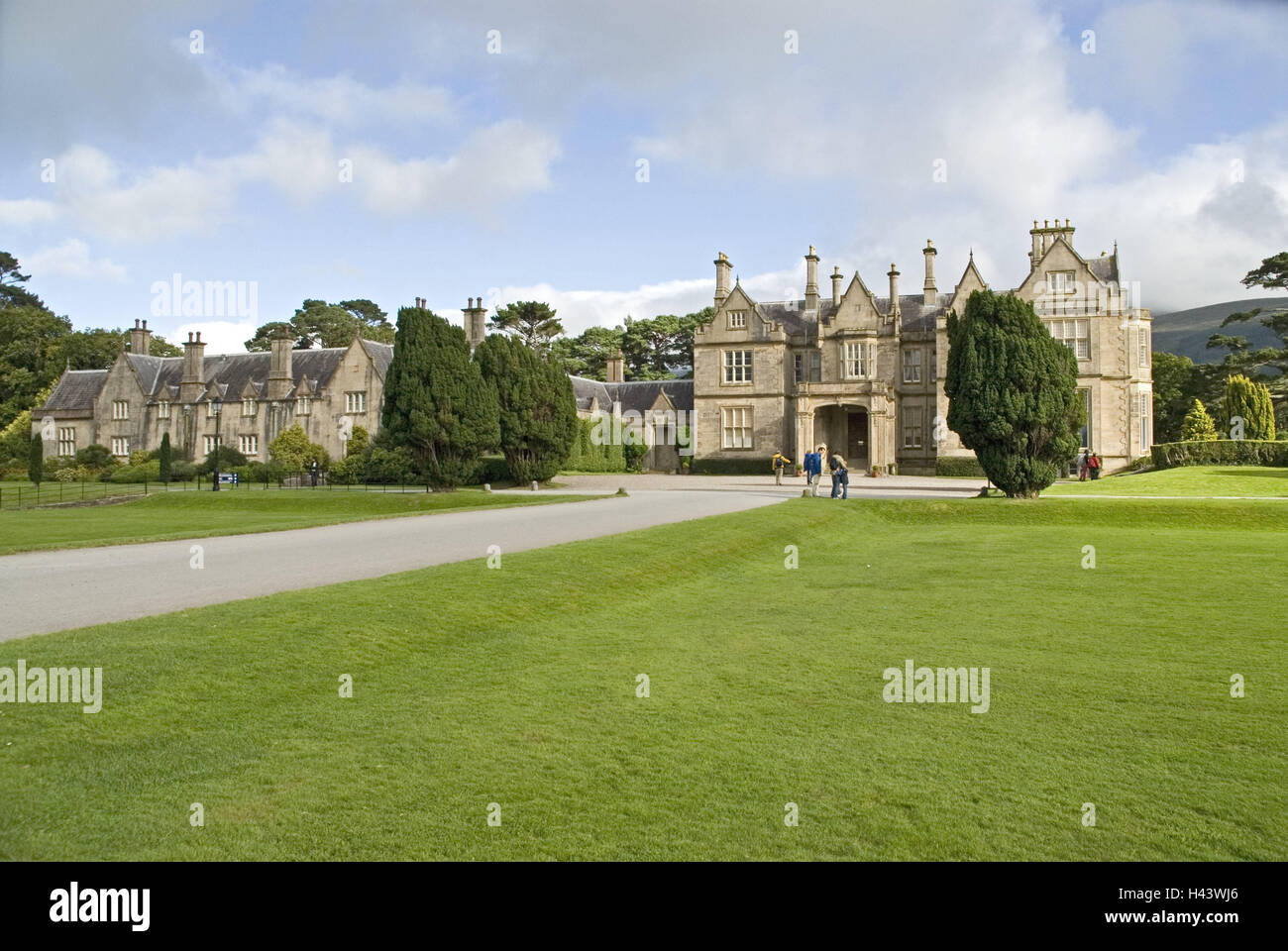Irlanda, Munster, Kerry, Killarney National Park, Muckross House Villa vittoriana, Mansion, manorial, parco, edificio, struttura, architettura, luogo di interesse, visitatore, turistico, turismo, persona, esterno, prati, Foto Stock