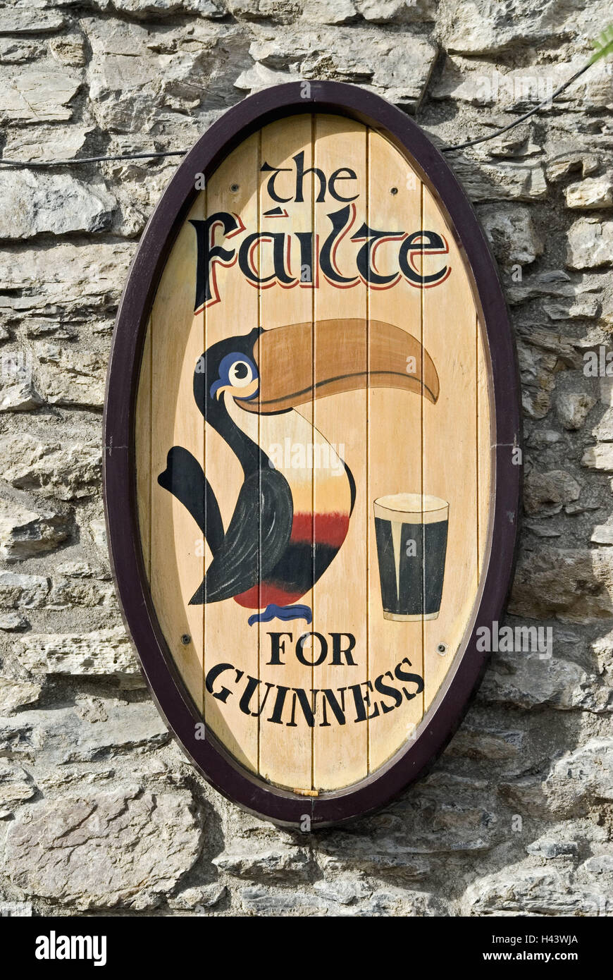 Irlanda, pubblicità segno, birra Guinness, toucan, tipicamente per paese, consumo, bere birra sorta, stout, cartello in legno, segno, pubblicità, ovally, immagine dipinta, pietra mura difensive, Foto Stock