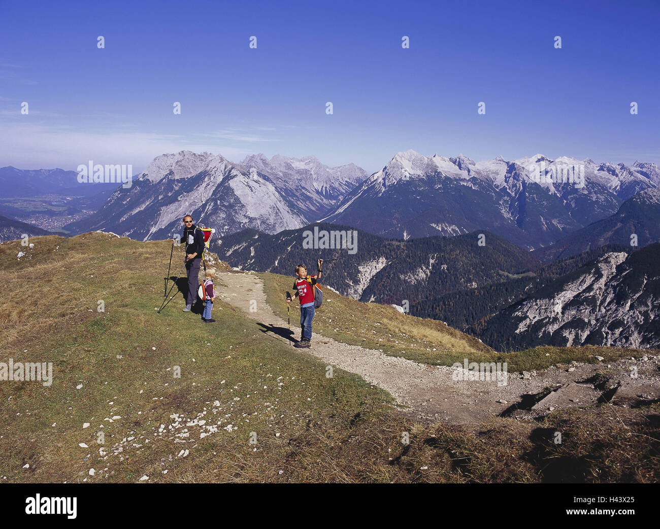 Austria, Tirolo, campo di mare, campo di mare col, altezza modo, padre e figli, escursionismo, solo editorialmente, nessun modello di rilascio, Nordtirol, alpi, montagne, Hochgebirge, Karwendels, sentiero in modo ripido sentiero, persona, uomo, filiale, figlio, a piedi e del tempo libero, hobby, attività, escursione in montagna, vacanza panorama di montagna, Foto Stock