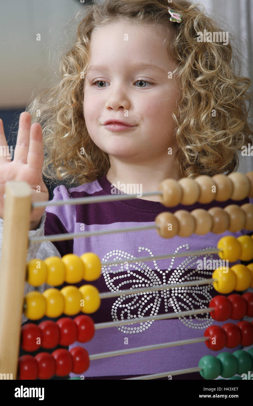 Le ragazze, 4 anni, far scorrere le regole, dita, conteggio, divertente, modello rilasciato, bambino, persona, bionda, ricci, macchina per calcolare, Abacus, accessorio, accessori di aritmetica, la sfera, luminosamente, concentrazione, conteggio, inizio supporto, matematica, pensare, apprendere, logica, mietitrebbia, attività motoria, fine attività motoria, Foto Stock