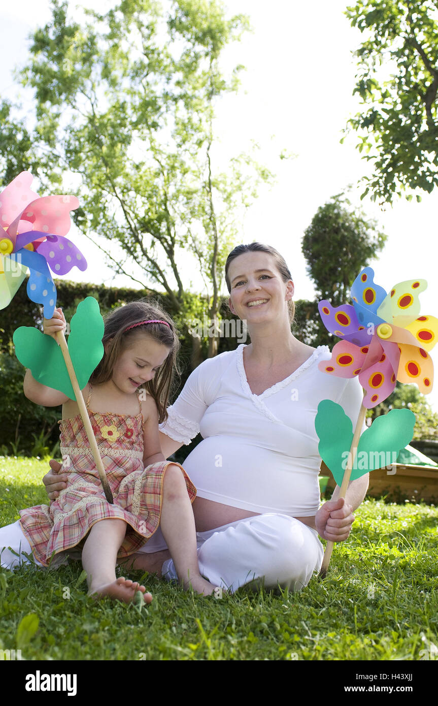 Donna, giovane, in gravidanza, ragazze, sedersi, turbine eoliche, giardino, estate, Foto Stock