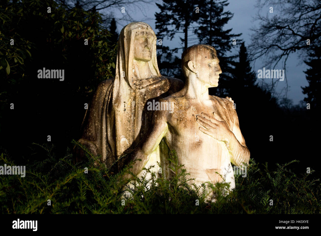 Cimitero, tomba figure, notte, pietra tombale, tomba, icona, dolore, morte, dimissioni, BT, statua, figure, pietra, figure in pietra, uomo donna, giovane, luce e ombra, alberi, sera, awfully, misteriosamente, monumento, oscurità, Foto Stock