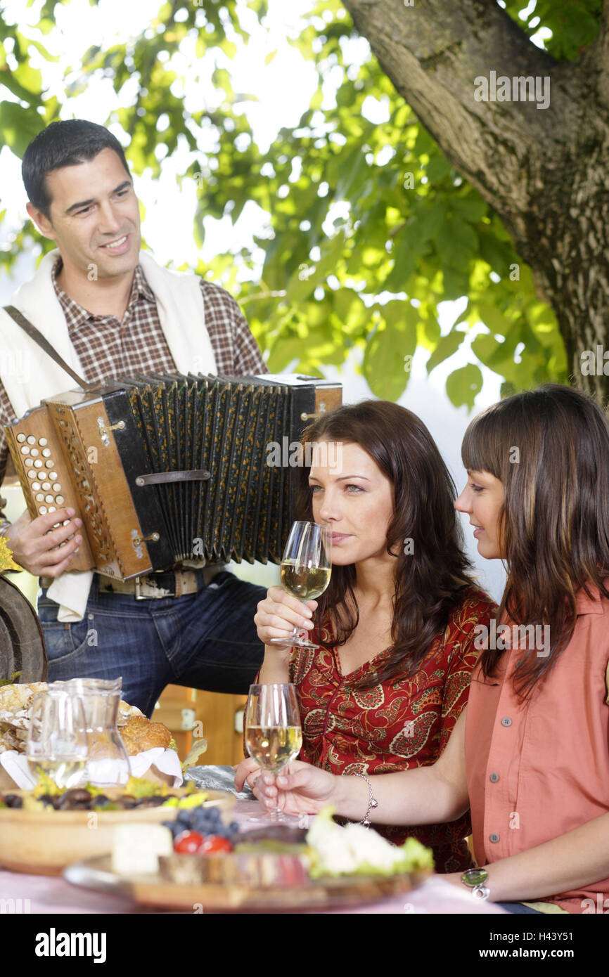 L'uomo, donne, giovani, Törggelen, musica, degustazione, Bressanone, Alto Adige, Italia, Foto Stock