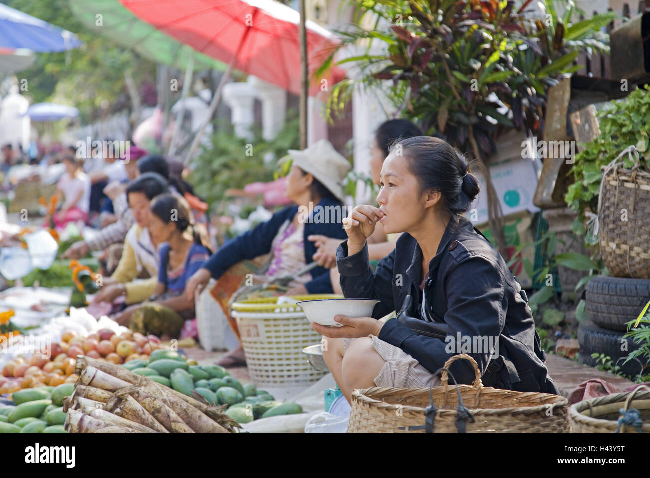 Asia, Laos, Luang Prabang, mercato locali, donne, donna shop assistant, venditore sulcuses, persone, vendite, ortofrutticoli, fresco di giornata, mercato ortofrutticolo, Foto Stock