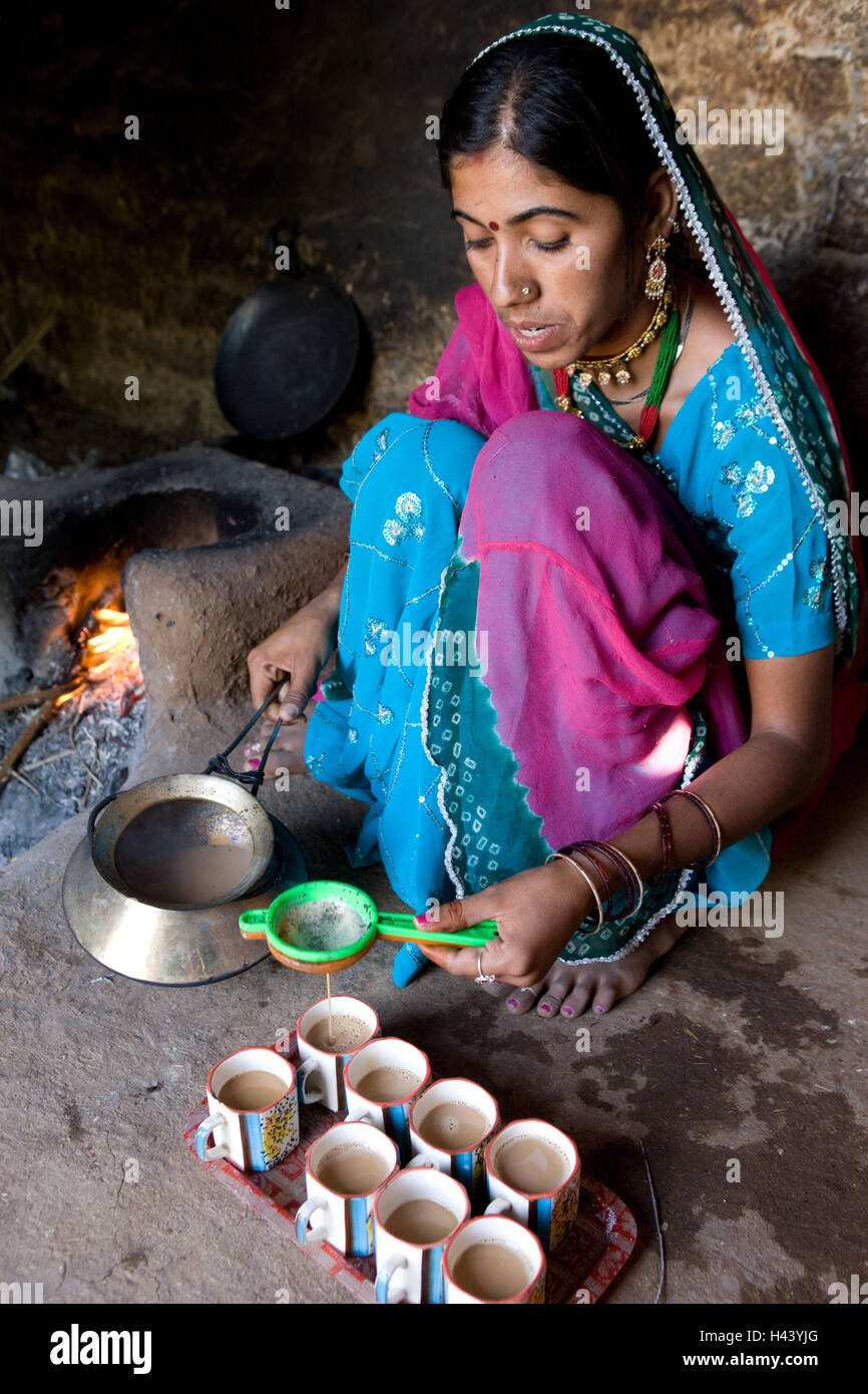 India Rajasthan, Luni, donna, tè, Jai, versare, Foto Stock