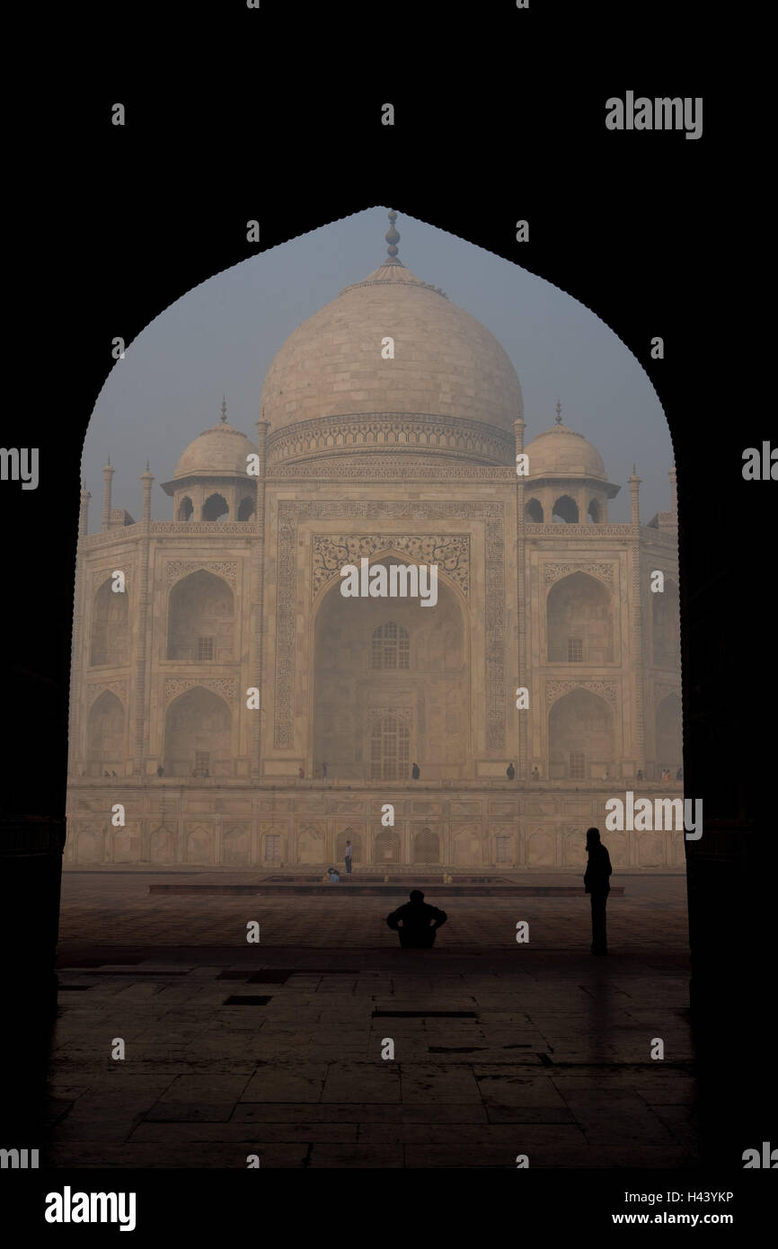India, Uttar Pradesh, Agra, il Taj Mahal, Lancet arch, silhouette, Visitatore, Foto Stock