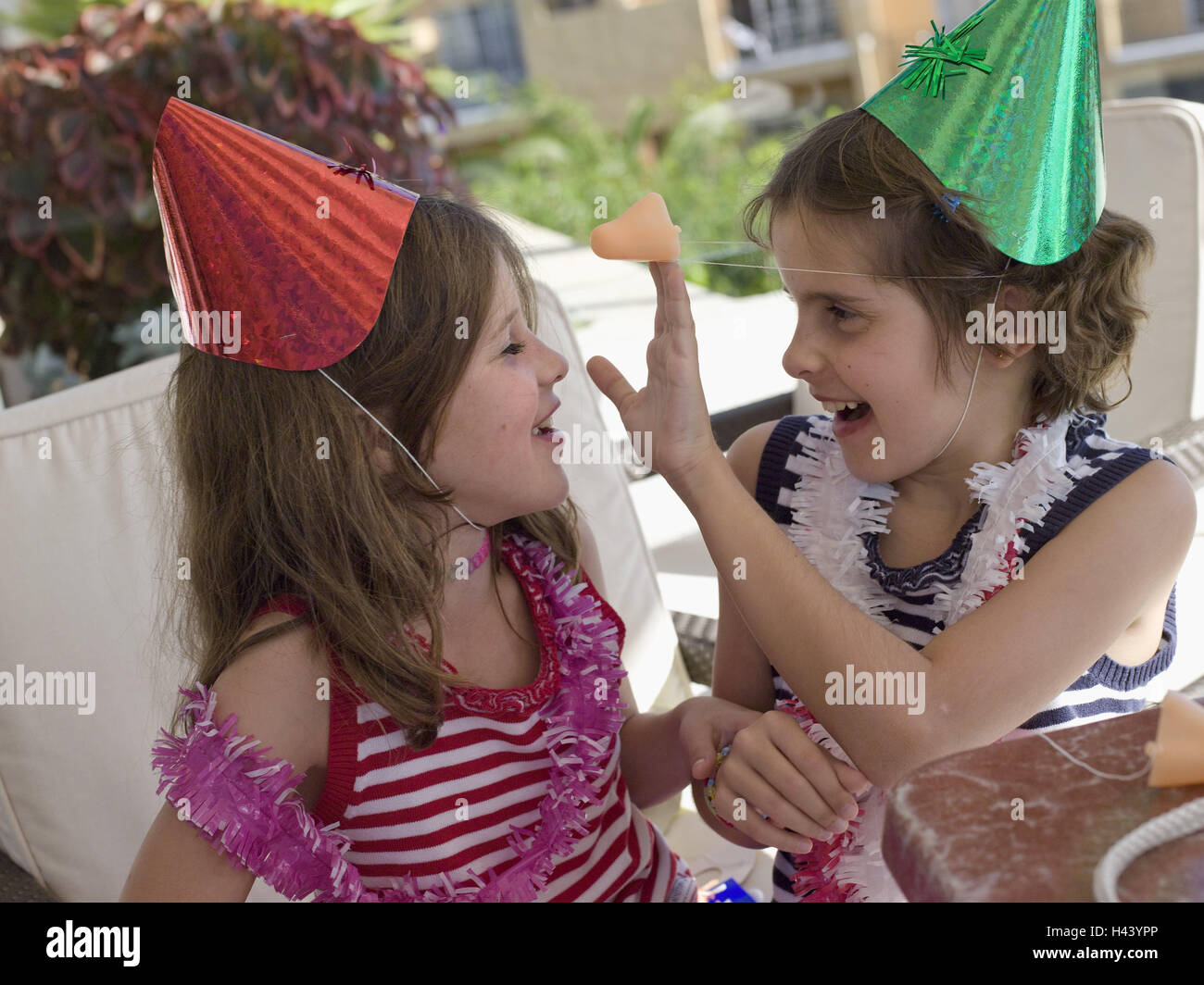 Il carnevale, ragazza, gemelli, 8 anni, sedersi, celebrare costumi