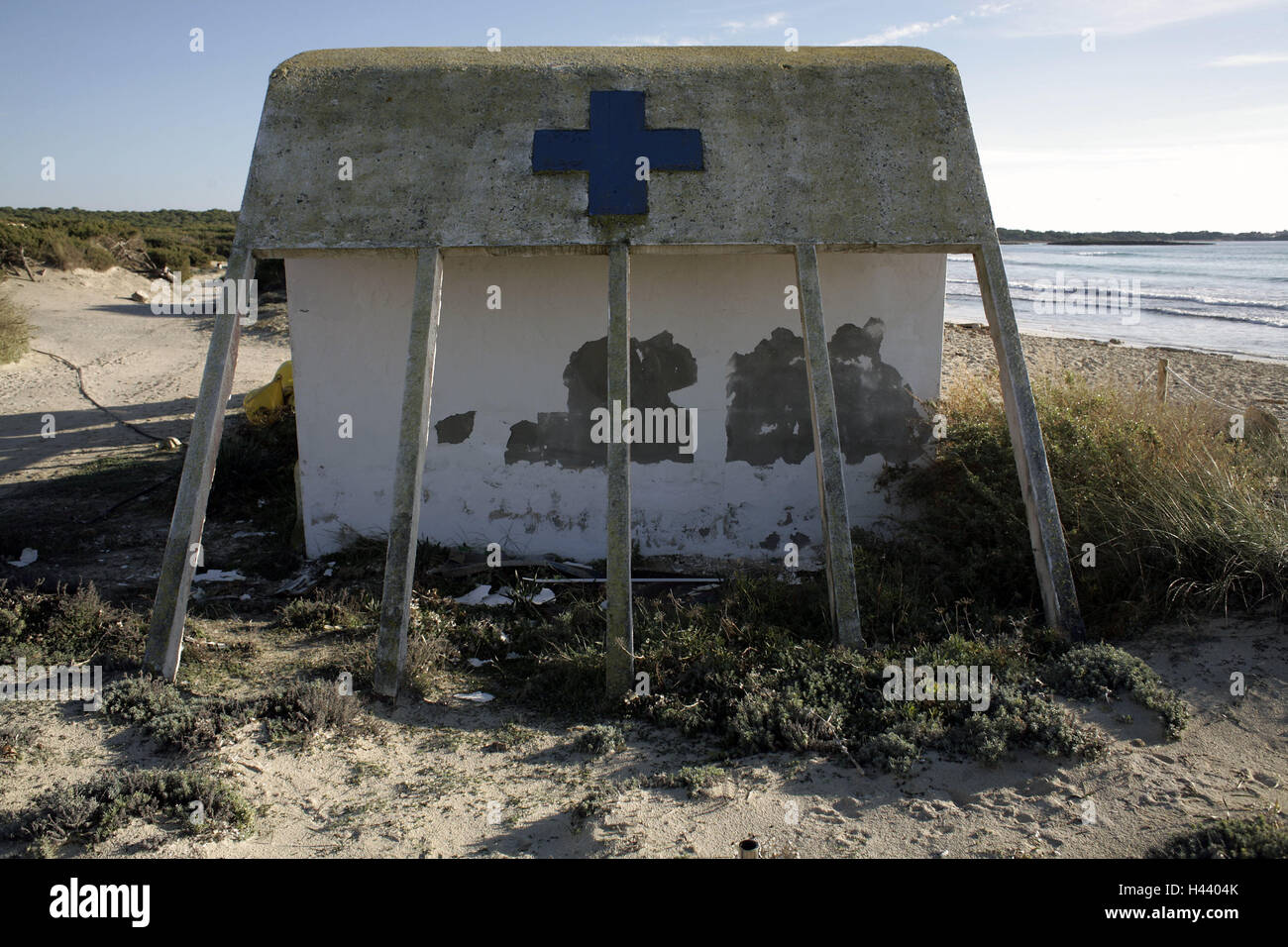 Spagna, isola di Maiorca, spiaggia, casa di pietra, vecchio, Croce Rossa, nessuno, le isole Baleari, isola di Maiorca, edificio, capanna, cottage, vermoost, croce, mare, acque, uscire, sole, inverno, Foto Stock