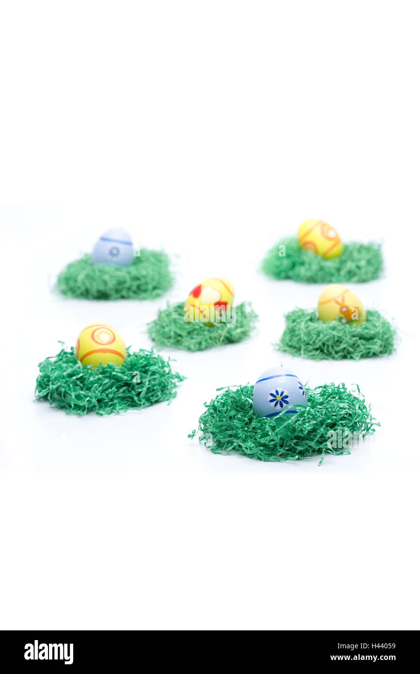 Piccoli nidi di Pasqua, colorate uova di Pasqua, ritagli, Foto Stock