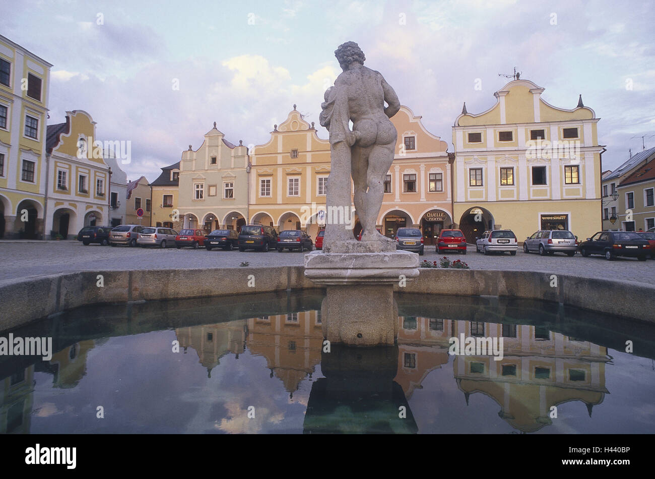 Cechia, Südmähren, Telc, Città Vecchia, casa linea, ben, statua, Città, Città Vecchia, parte storico, edificio, case, facciate, street, auto park, acqua, mirroring, ben figura, figura, case residenziali, UNESCO-patrimonio culturale mondiale, monumento, Foto Stock